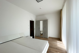 Ärztewohnung Schlafzimmer mit bodentiefen Fenstern