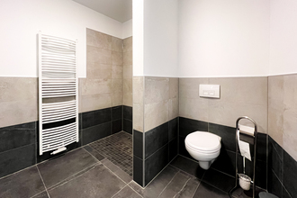 Wohnimmobilie Arzt Badezimmer mit ebenerdiger Dusche