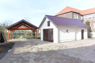 Hofansicht (Garage, Carport)