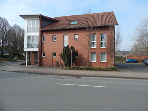 Praxisgebäude/Parkplatz