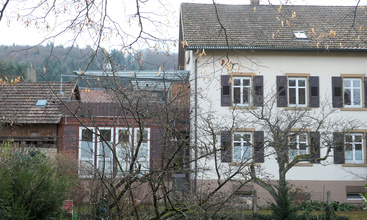 Praxisgebäude mit Anbau li für 4 Sprechzimmer